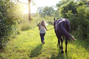 woman-with-horse-2631173_1920